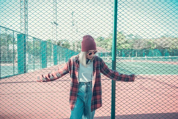 Retrato Chica Hipster Asiático Usar Gafas Sol Naranja Estilo Vintage — Foto de Stock