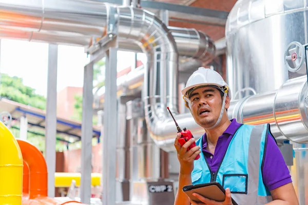 Aziatische Ingenieur Het Dragen Van Een Bril Werken Stookruimte Onderhoud — Stockfoto