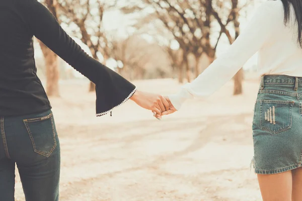 Imagem Casal Asiático Segurando Mão Estilo Vintage — Fotografia de Stock