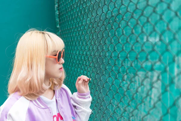 Porträt Der Schönen Jungen Mädchen Goldhaar Auf Dem Zaun Hübsche — Stockfoto