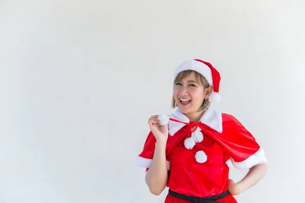 Beyaz Arka Planda Noel Baba Kıyafetli Güzel Asyalı Kadın — Stok fotoğraf