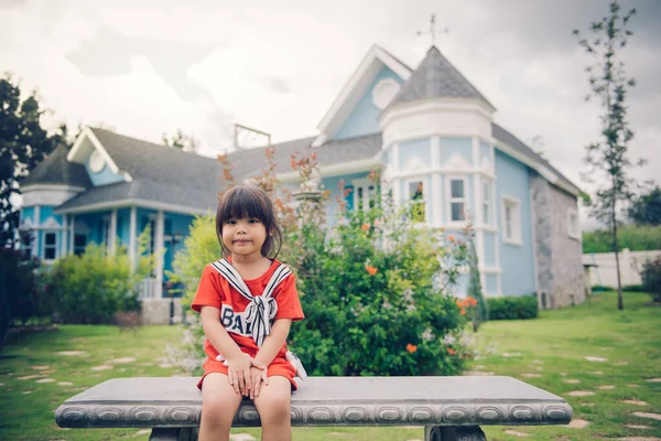 Happy Little Girl Uśmiechnięta Siedzieć Ławce Pastelowy Dźwięk Film — Zdjęcie stockowe