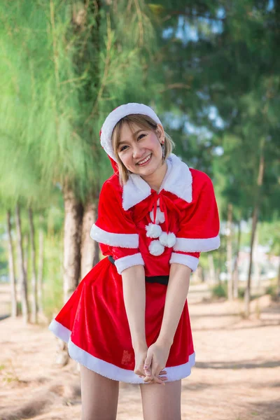 Bella Giovane Donna Asiatica Vestiti Babbo Natale All Aperto — Foto Stock