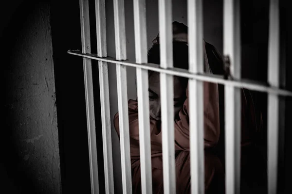 鉄の刑務所をつかもうとするアジア系女性の写真 — ストック写真