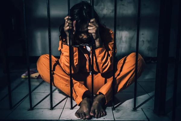 Retrato Mujeres Desesperadas Por Atrapar Prisión Hierro Concepto Prisionera — Foto de Stock