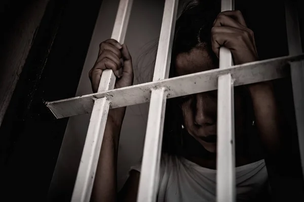 Manos Mujer Desesperadas Por Atrapar Prisión Hierro Concepto Prisionero Gente — Foto de Stock