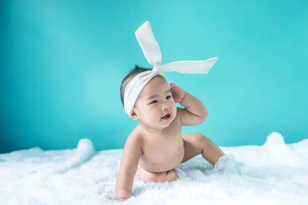 Retrato Lindo Bebé Asiático Vestido Rosa Lana Alfombra Concepto Bebé —  Fotos de Stock