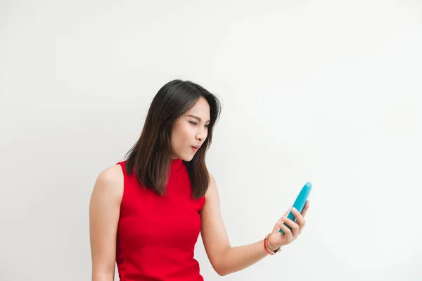 Gyönyörű Ázsiai Piros Telefonnal Kezében Fehér Háttér Irodai Lány Koncepció — Stock Fotó