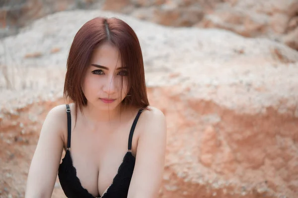 Portré Gyönyörű Szexi Visel Bikini Pályán Este Thaiföld Emberek Pózolnak — Stock Fotó
