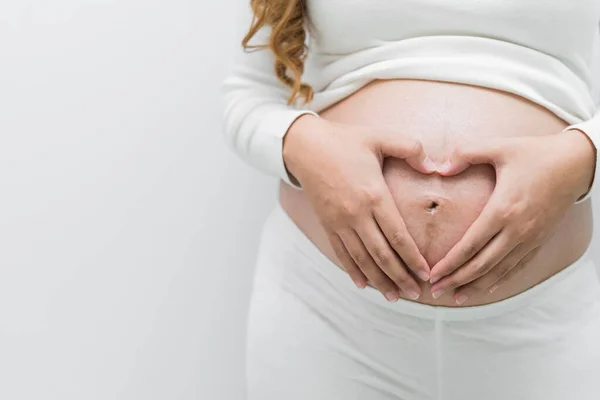 Zwanger Vrouw Wit Jurk Maken Hand Vorm Hart Haar Buik — Stockfoto