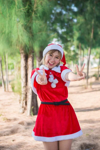 Красивая Молодая Азиатка Одежде Санта Клауса Открытом Воздухе — стоковое фото