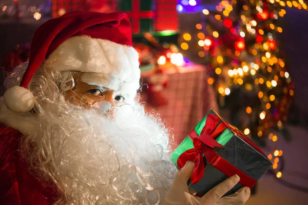 Santa Claus Sosteniendo Fuegos Artificiales Para Jugar Concepto Feliz Navidad —  Fotos de Stock