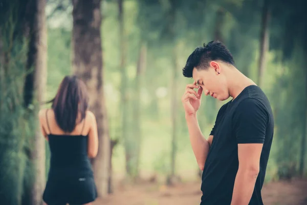 Erkek arkadaşına bakan üzgün kadın yürüyor. Hayatı klasik tarzında, kalp kıran kadın konseptini terk ediyor.