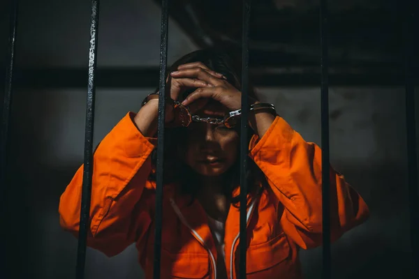 Портрет Женщин Отчаянно Пытающихся Поймать Железную Тюрьму Концепция Заключенных — стоковое фото