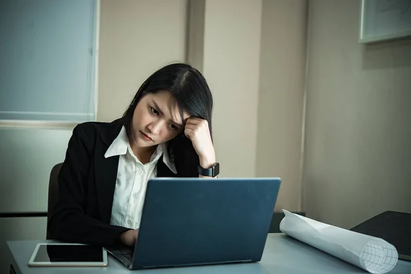 Azjatka Pracująca Biurze Młoda Bizneswoman Zestresowana Pracą Dużą Ilością Akt — Zdjęcie stockowe