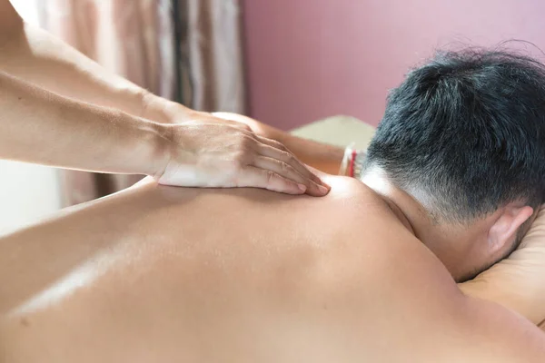 Man Ontspannen Tijdens Massage Spa Salon — Stockfoto