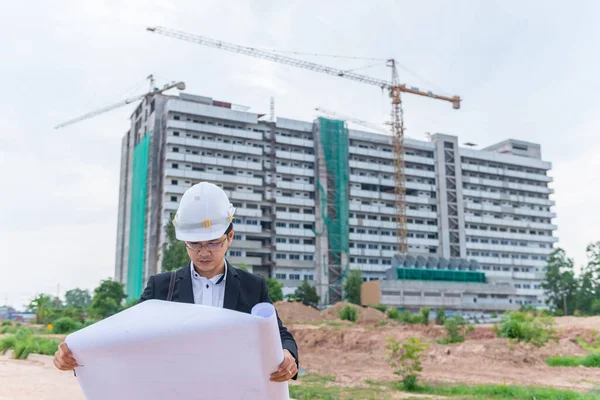 Junger Asiatischer Ingenieur Sucht Papierplan Des Gebäudes Bauplan Der Hand — Stockfoto