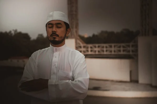 Young Asian Muslim Man Praying Sunset Ramadan Festival Concept — ストック写真