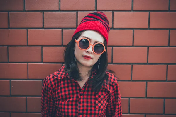 Porträt Asiatische Hipster Mädchen Auf Backsteinwand Hintergrund — Stockfoto