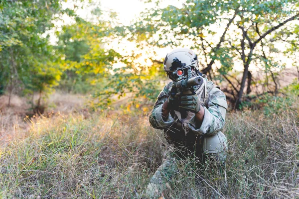 士兵们正准备在日落的时候在森林里打敌人 在战争的概念里是军人 — 图库照片