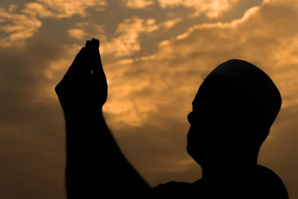 Silhouet Jonge Aziatische Moslim Man Biddend Bij Zonsondergang Ramadan Festival — Stockfoto