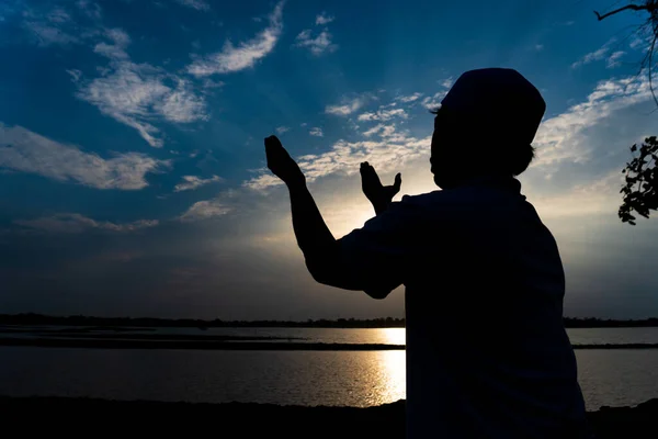 Silhueta Jovem Ásia Muçulmano Homem Orando Por Sol Ramadã Festival — Fotografia de Stock