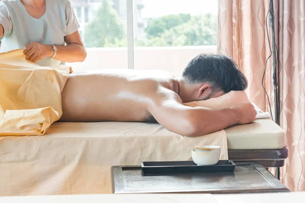 Man Ontspannen Tijdens Massage Spa Salon — Stockfoto