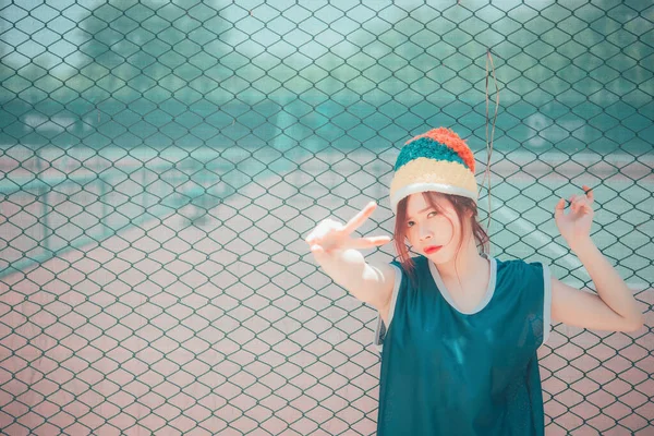 Portrait Hipster Girl Pose Take Photo Fence — ストック写真