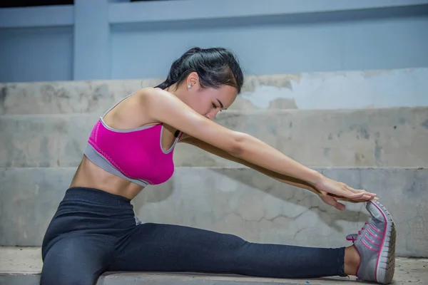 Asiatico Sottile Ragazza Stretching Gamba Stand Notte Scena — Foto Stock