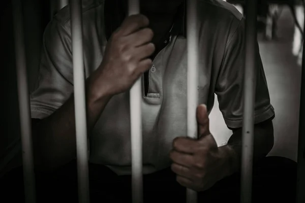 Manos Hombres Desesperados Por Atrapar Prisión Hierro Concepto Prisionero Gente —  Fotos de Stock