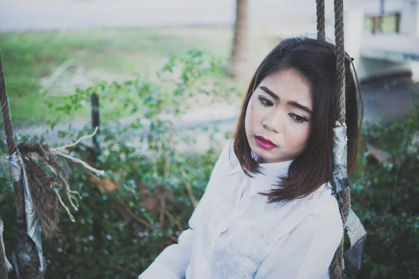 美丽的泰籍女人穿着白衬衫 不劳而获地沉醉在深沉的情调中 — 图库照片