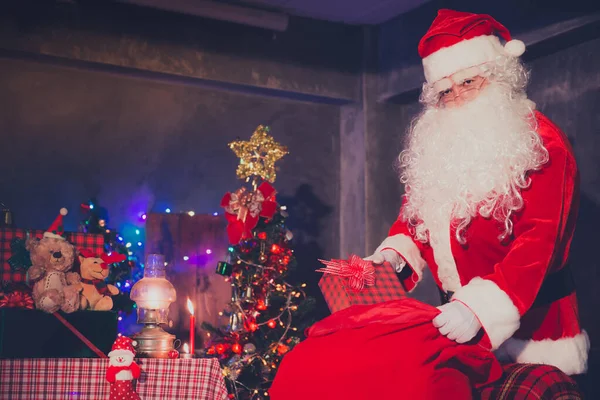 Weihnachtsmann Mit Geschenkbox Und Offenem Roten Sack Zum Anschauen Frohe — Stockfoto