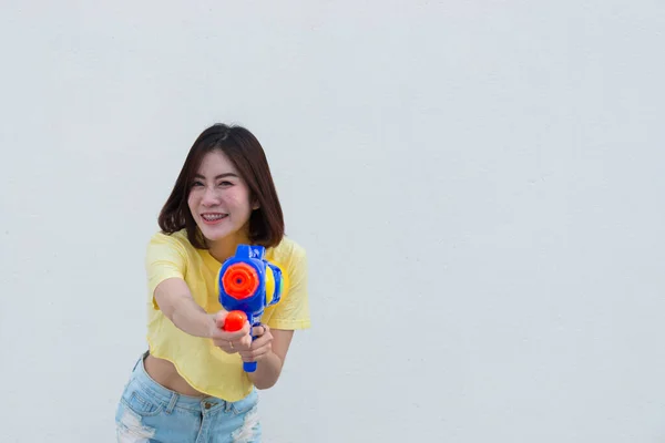 Beyaz Arka Planda Tabancası Olan Asyalı Kadın Tayland Şenlik Songkran — Stok fotoğraf