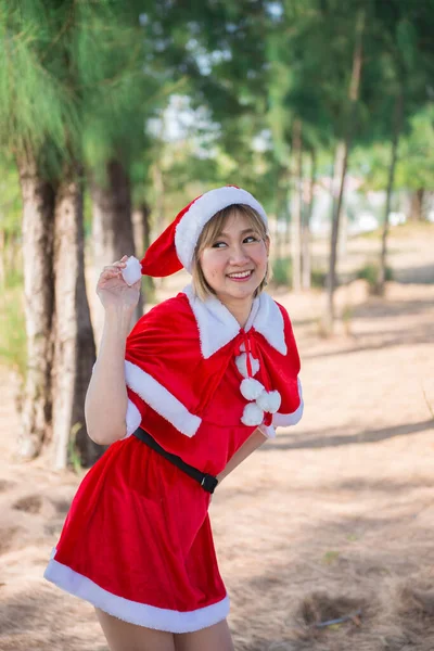 Bonita Jovem Mulher Asiática Santa Claus Roupas Livre — Fotografia de Stock