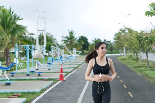 Asiática Mujer Corriendo Parque Escuchar Música Con Correr Feliz Mujer — Foto de Stock