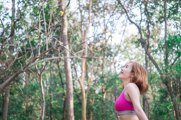Asiático Deportivo Mujer Estiramiento Brazos Respiración Aire Fresco Parque Tailandia —  Fotos de Stock
