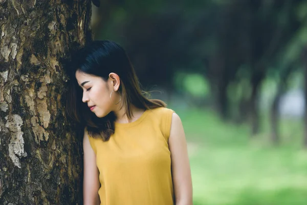 아름다운 여성은 짝사랑에 슬프고 생각하고 생각하고 생각하고 빈티지 스타일에 어두운 — 스톡 사진