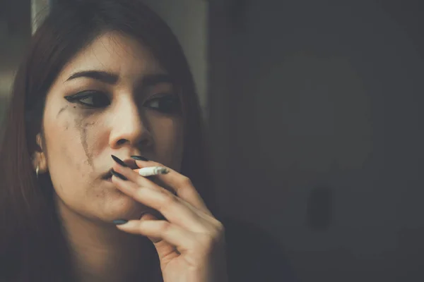 愛から悲しいアジアの女性 彼女はボーイフレンドからのストレスのために喫煙 ハートブレイク女性の概念 — ストック写真