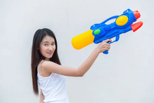 Donna Asiatica Con Pistola Acqua Mano Sfondo Bianco Festival Songkran — Foto Stock