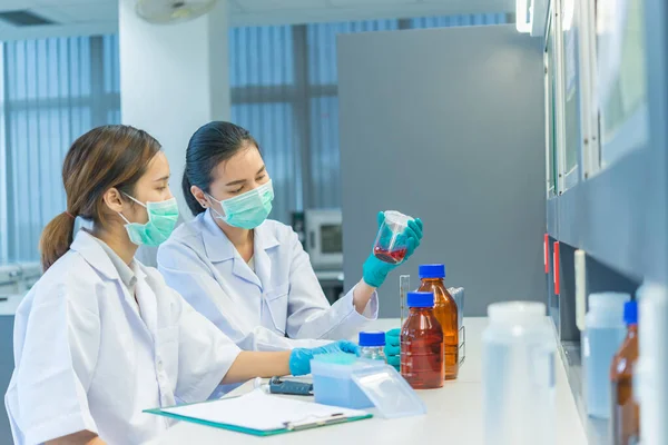 Cientista Asiático Trabalhando Laboratório Fazendo Experimento Por Produto Pesquisadores Analisaram — Fotografia de Stock