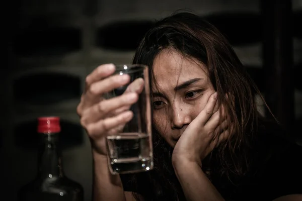 Femme Asiatique Boire Vodka Seul Maison Nuit — Photo
