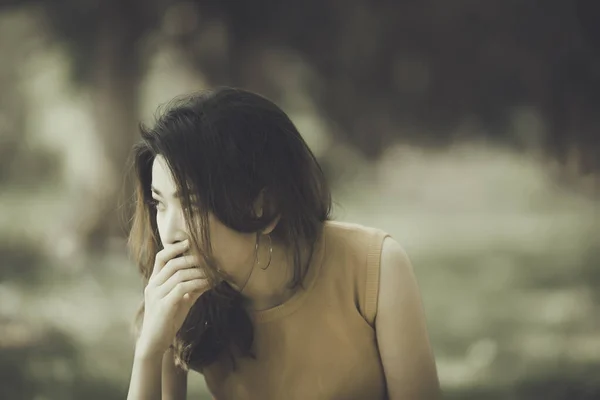 Schöne Thailändische Frau Sehr Traurig Von Unerwiderter Liebe Überdenken Überdenken — Stockfoto