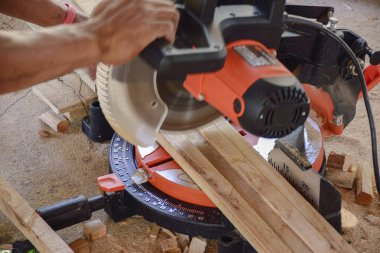 Testereyle çalışan adam.