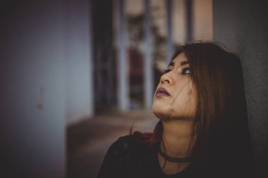 Asyalı kadın aşktan üzgün, erkek arkadaş stresi, kalp kırıklığı kadın konsepti yüzünden endişeli.