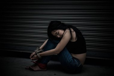 Asyalı rehine kadın gece olay yerinde iple bağlandı hırsızlar fidye için kaçırıldı, Tayland halkı...