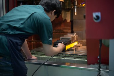 Makine aletleri fabrikasında çalışan makine mühendisi, Asyalı torna teknisyeni, Tayland çalışanı, Asyalı yakışıklı sanayi işçisi, cnc makinesi.