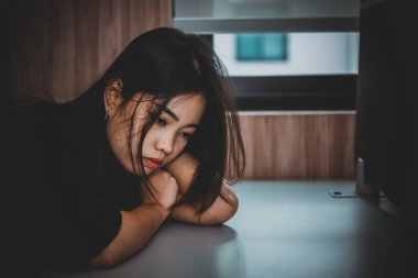Kapatın üzgün, güzel Asyalı kadını Tayland halkının kalp kırıklığı konsepti, yalnız kız üzüntüsü