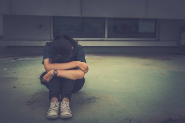 Güzel Asyalı kadın gözlük takıyor, Taylandlı kız çok güzel, üzgün kadın konsepti, aşktan kalp kırıklığı, sevgiliden kalp kırıklığı