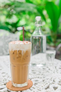 Kahve dükkanında kahve ve su, rahatla, çalış, bekle, seçici odaklanma, parlak ton, parlak güneş ışığı