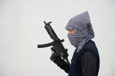 Beyaz arka planda silahlı teröristler, Tayland halkı, kötü adam, o iyi bir adam değil.